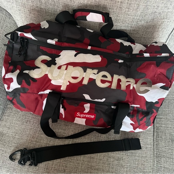 ❌SOLD❌NWT Supreme Duffle Bag (SS21) - Picture 3 of 4